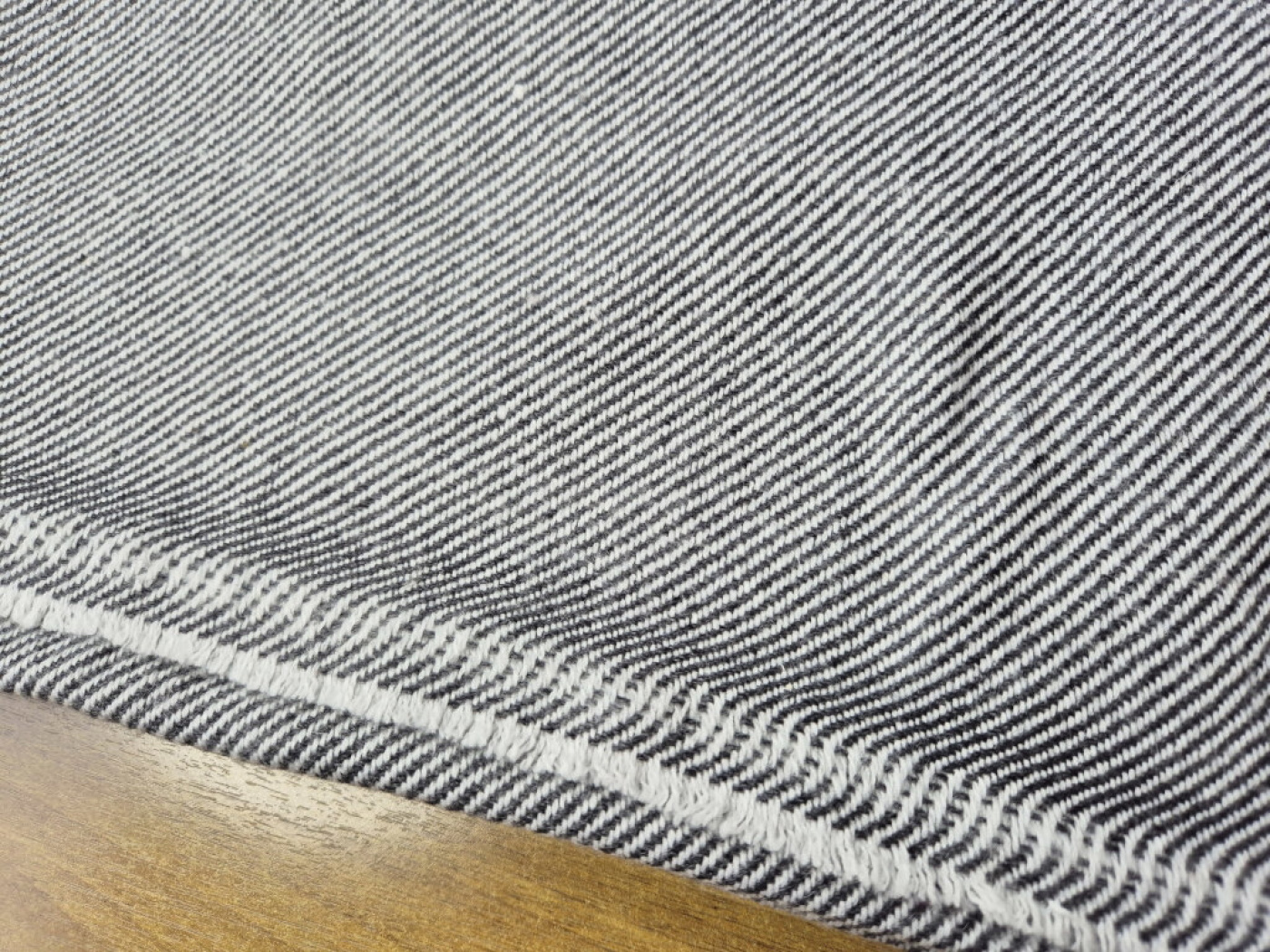 Kaschmir-Schal Anthrazit & Weiß – fein gewebte Webkunst von LWH Nepal